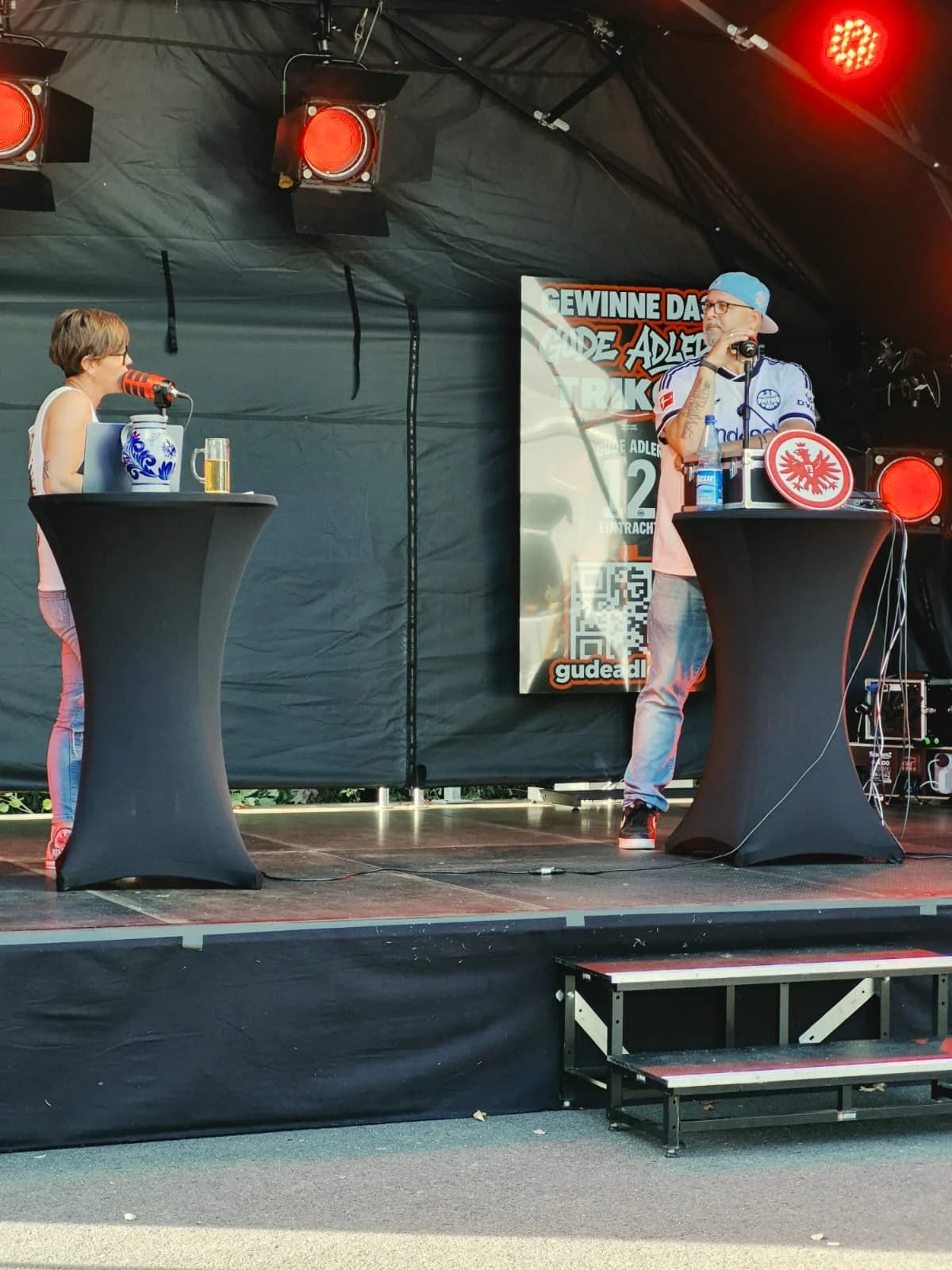 Dine und Martin im Gespräch an den Mikrofonen auf der Bühne