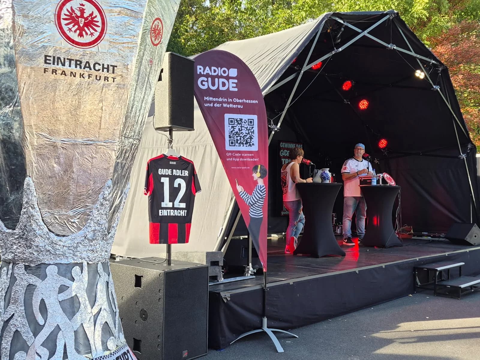 Die Gude-Adler-Bühne mit Eintracht-Pokal, Trikot und Radio-GUDE-Banner