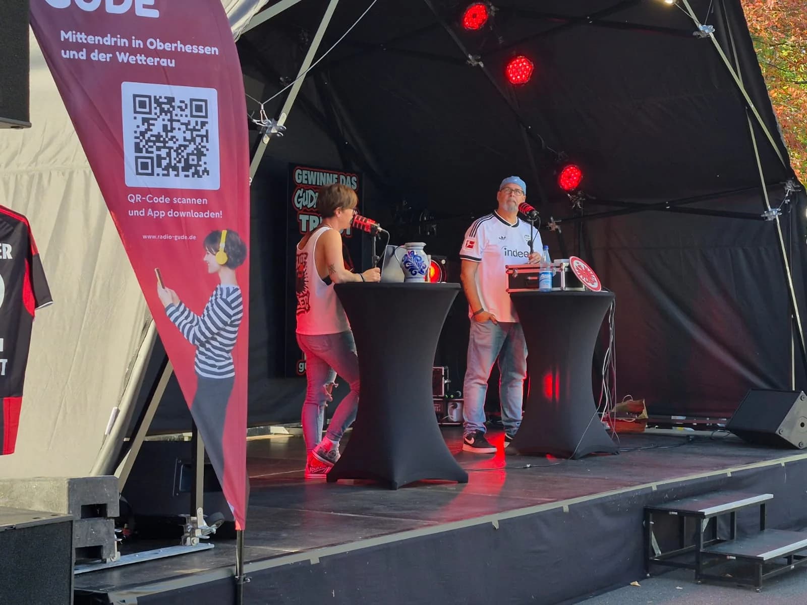 Dine und Martin beim Live-Talk neben dem Radio-GUDE-Banner